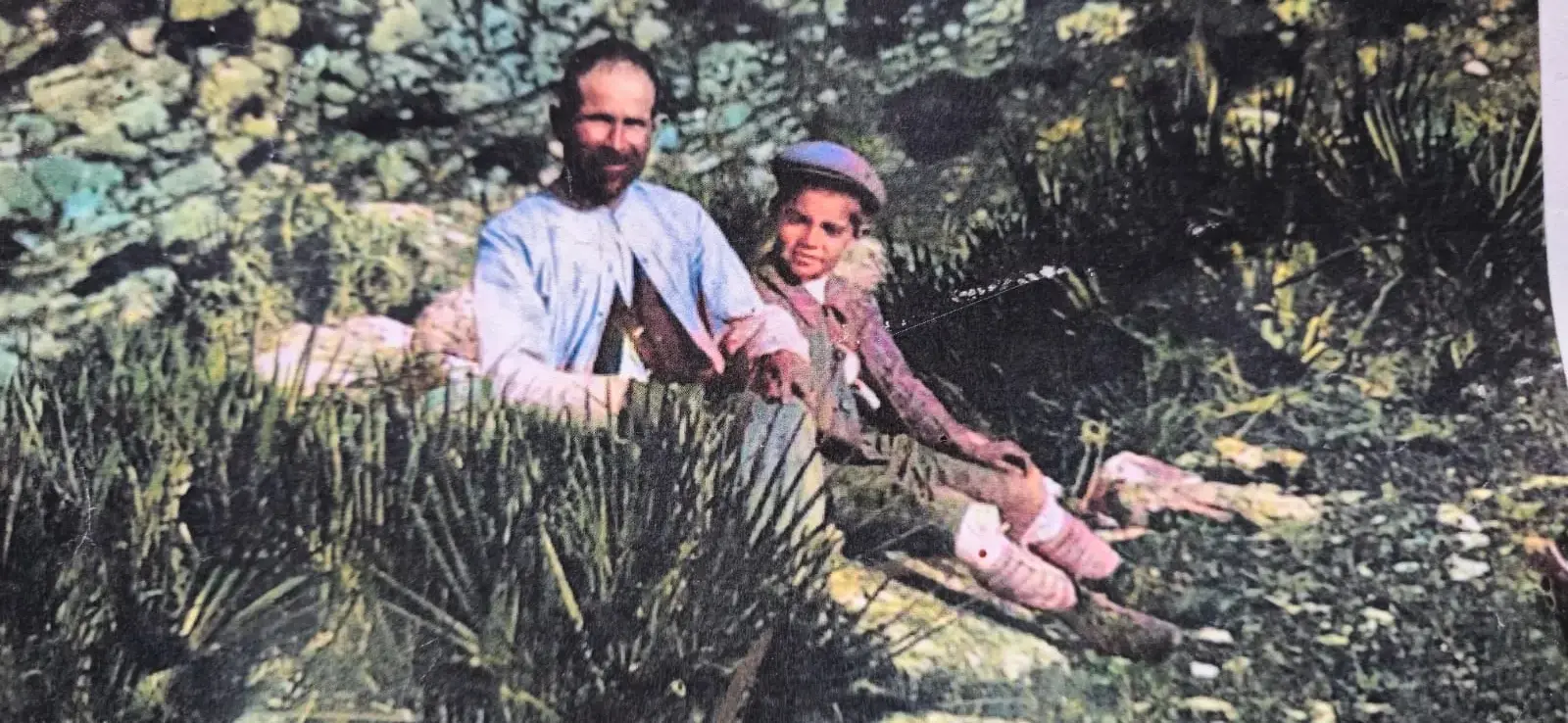 José Bullón Lobato, descubridor de la cueva, junto a su hijo Tomás Bullón García