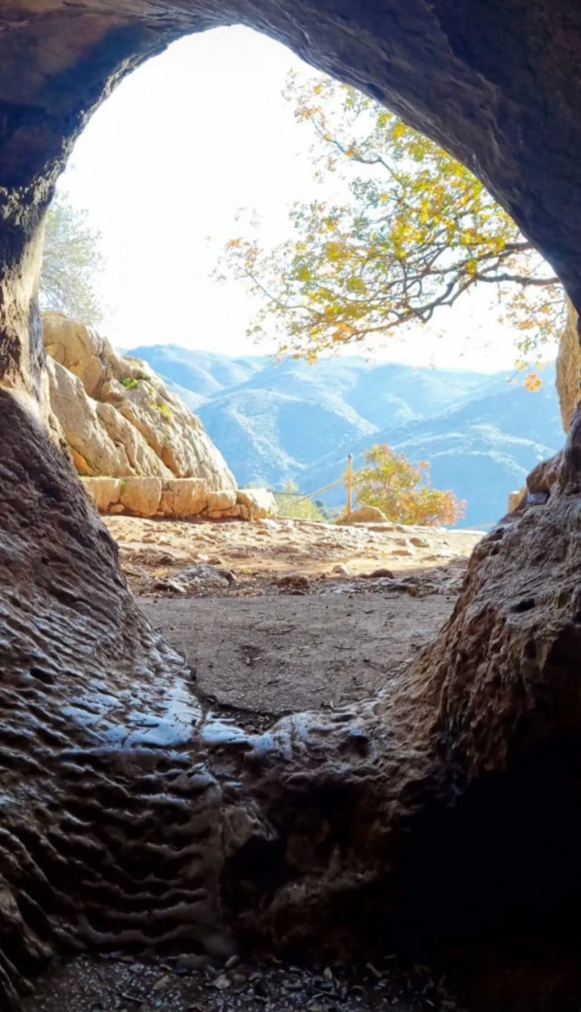 Vista de la sierra desde la boca de la cueva