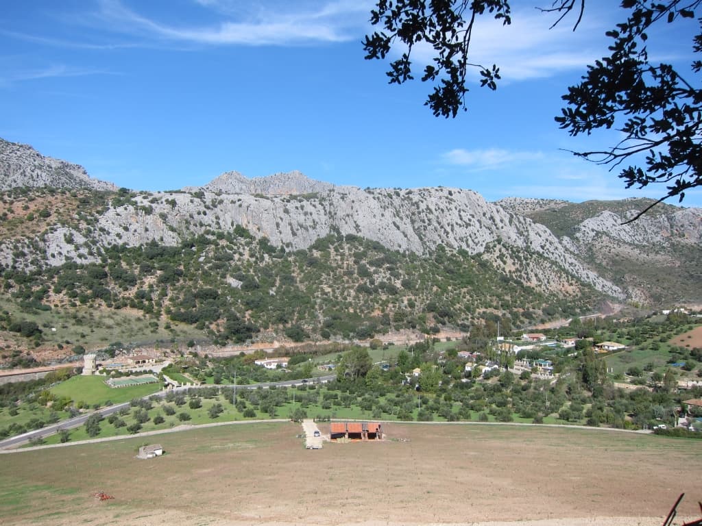 Acceso a pie a la Cueva de la Pileta — sendero de montaña